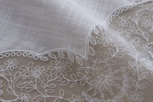 子どもの花粉症で鼻水が出る時、学校にはハンカチは何枚持っていくべき？