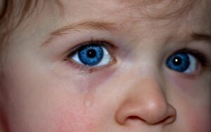 子どもが花粉症で外食時に鼻水や目のかゆみを軽減する対策は？