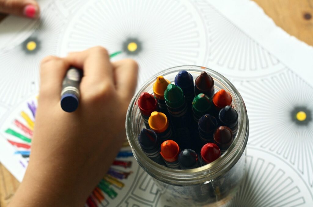 子どもが花粉症の時期に学校で着る上着の管理と選び方は？
