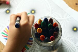 子どもが花粉症の時期に学校で着る上着の管理と選び方は？